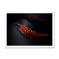 DesignArt 'Убава црна кожа женско око со модерно врамен уметнички принт на црвени дијаманти